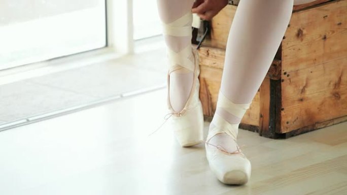 芭蕾舞演员穿上鞋子