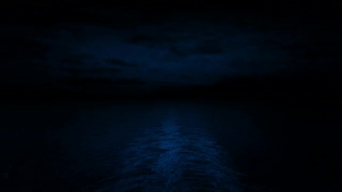 夜间在海洋上航行