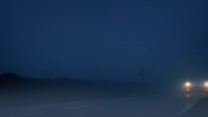 汽车在夜间有雾的道路上行驶