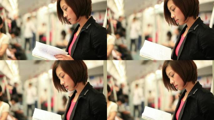 女孩在火车上读书看书女地铁上