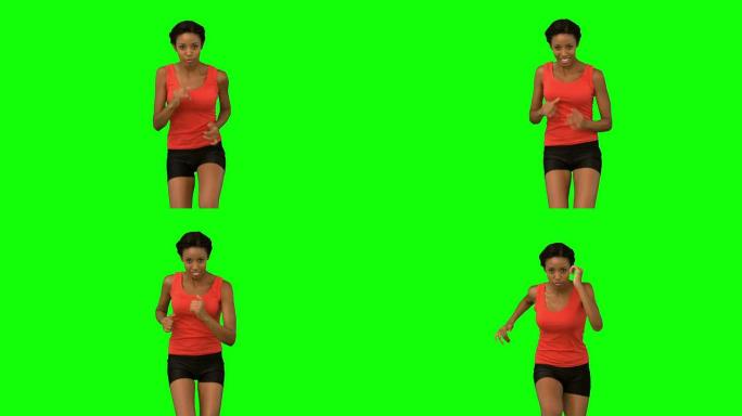 女人在绿色屏幕上慢跑
