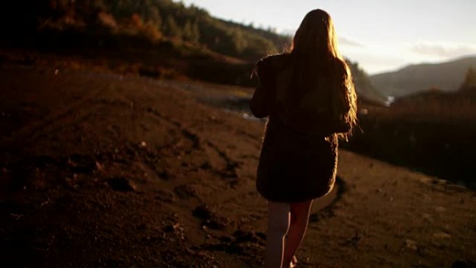 红头发的年轻女子在山地上赤脚行走