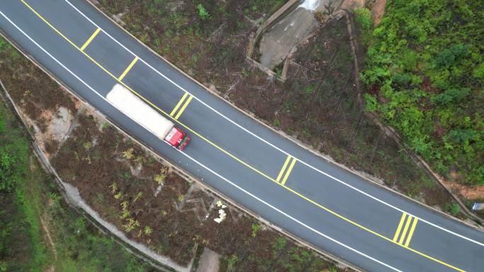 俯瞰山间道路