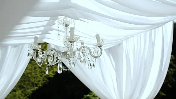 婚礼装饰品。拱门上的水晶吊灯