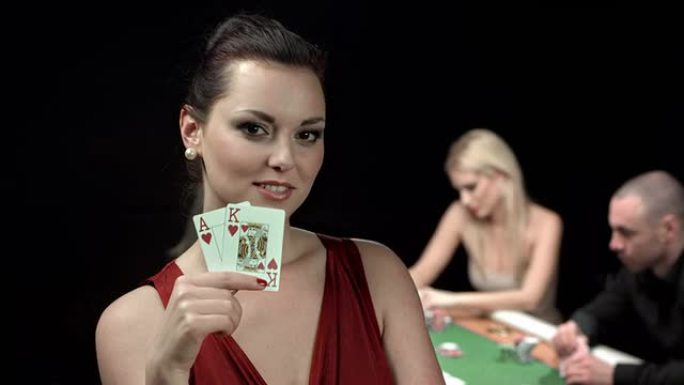 高清多莉: 拥有大滑头扑克手的玩家