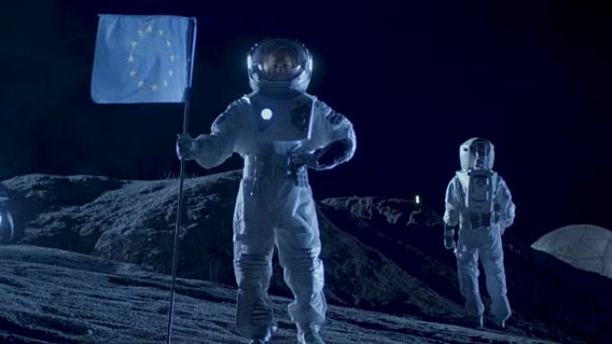 女宇航员在外星球上插上欧洲国旗。背景是她的船员、生活站和探测车。太空旅行和太阳系殖民概念。