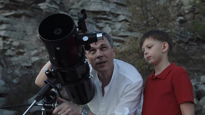 父亲和儿子使用望远镜