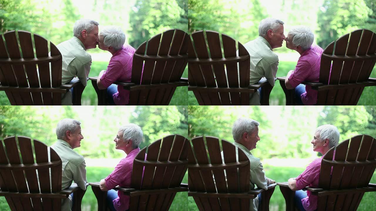 老年人坐在户外的阿迪朗达克椅子上