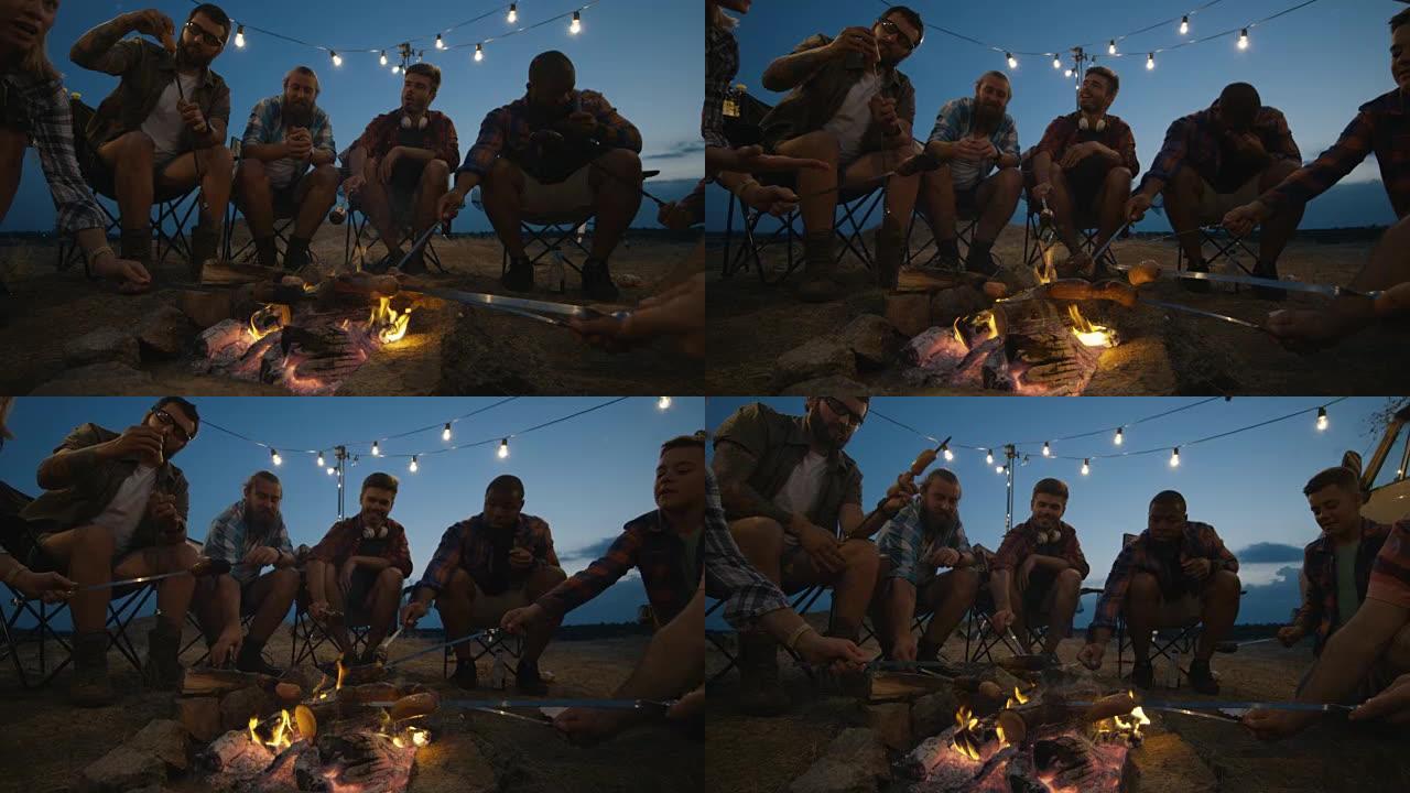 一群旅行朋友在露营地油炸香肠