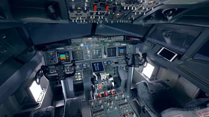 飞行模拟器的空驾驶舱。
