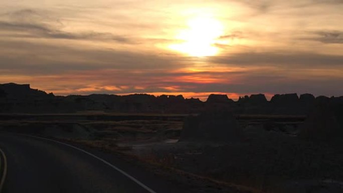 日落时驶向美丽的荒地国家公园砂岩地层