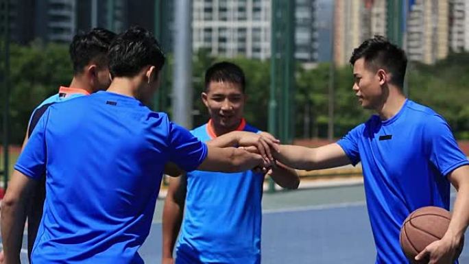 亚洲青年篮球队球员展现团结