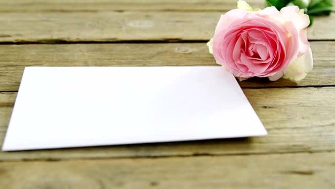 带信封的粉红玫瑰