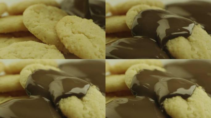 液体巧克力覆盖了一堆饼干