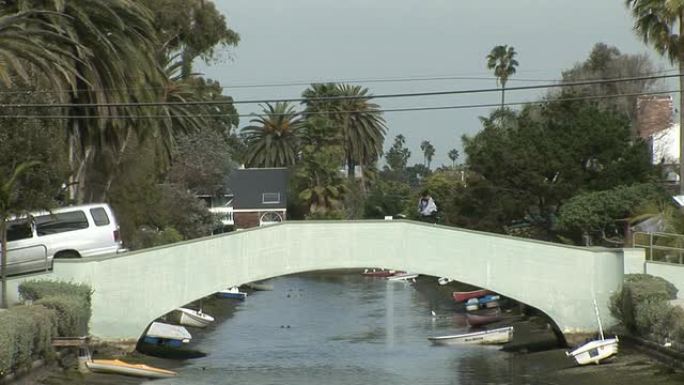 （HD1080i）洛杉矶：面包车和自行车穿过威尼斯运河大桥