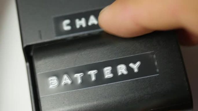 将电池安装到充电器中的特写镜头