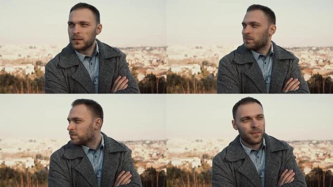年轻英俊的男人站在意大利罗马的全景上，环顾四周。晴天在外的严重男性