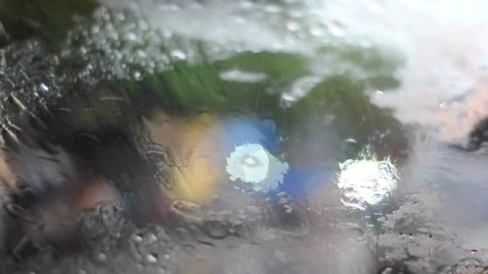 秋雨水滴在玻璃表面