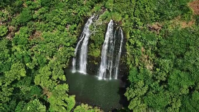 热带雨林丛林中惊人的双瀑布的鸟瞰图