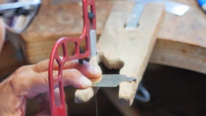手工艺者使用钢锯