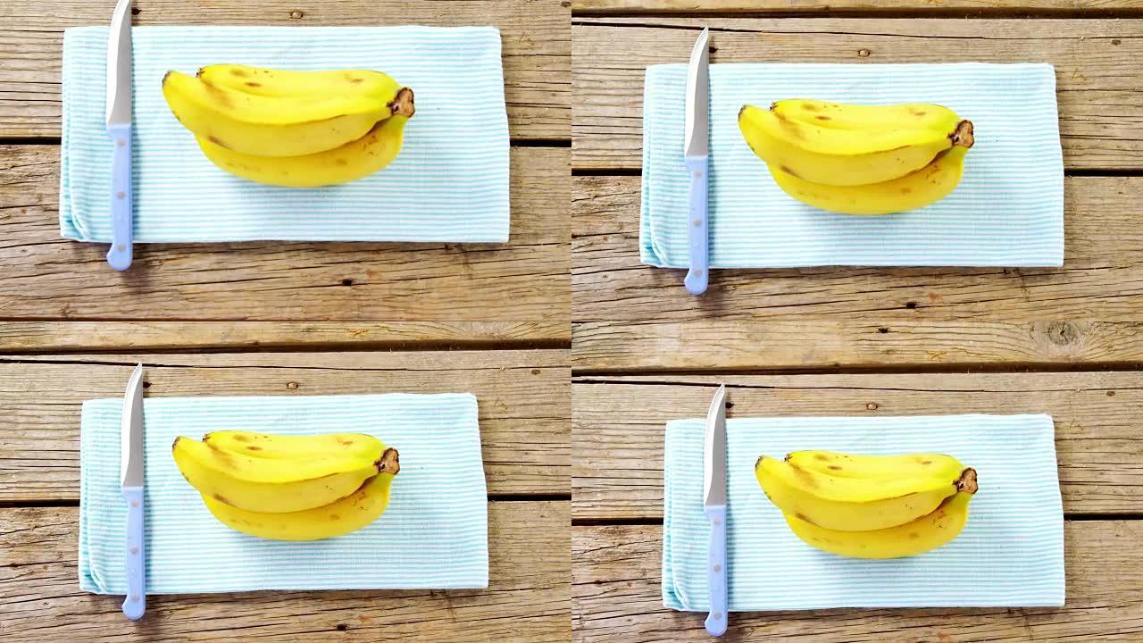 餐巾纸上的香蕉和刀