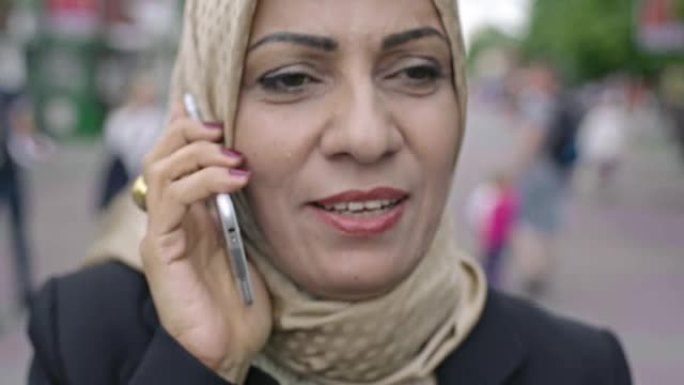 中年阿拉伯妇女在电话中交谈