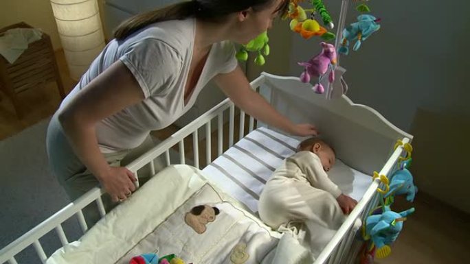 HD起重机: 母亲在婴儿床中抚摸婴儿