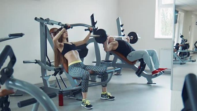 健身夫妇在健身房做胸部运动