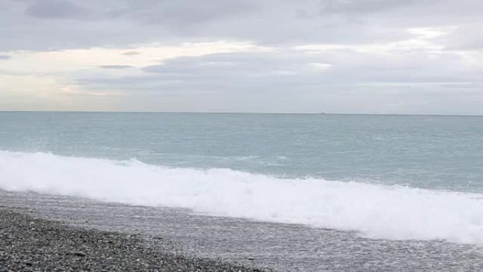 强烈的海浪冲刷着卵石滩。