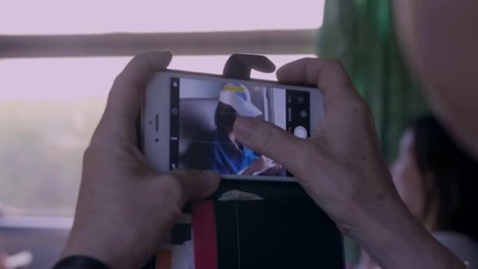 智能手机摄像头上的亚洲背包客