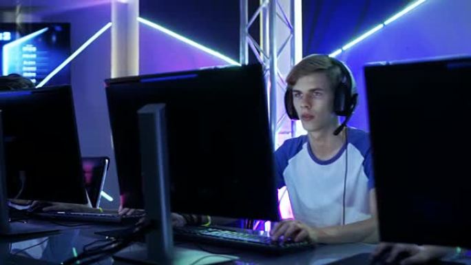 在eSport锦标赛上玩多人PC视频游戏的青少年游戏团队的移动镜头。情绪激动的时刻。