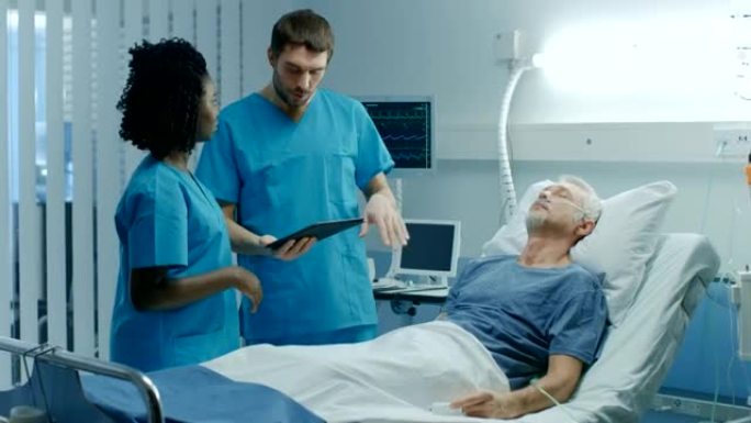 在医院里，高级男子躺在床上，与医生和护士交谈，后者使用平板电脑诊断他。技术帮助治愈病人，现代医院病房
