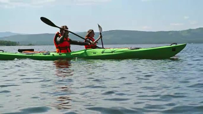 湖皮划艇运动员一起划桨
