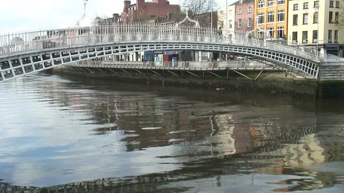 (HD1080i)都柏林，爱尔兰:人们穿过半便士桥-时间流逝
