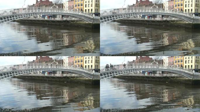 (HD1080i)都柏林，爱尔兰:人们穿过半便士桥-时间流逝