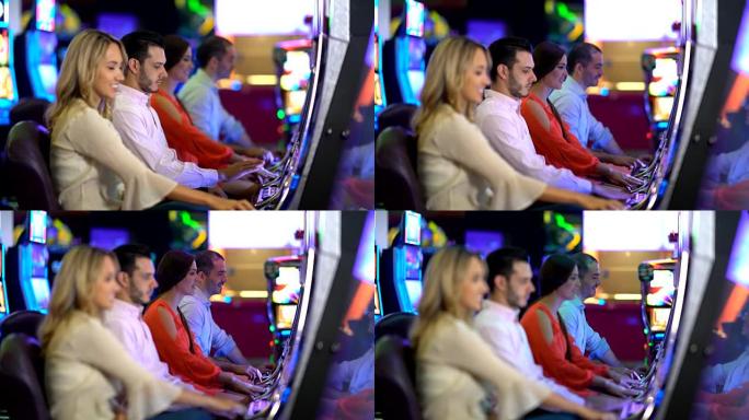 兴奋的一群人在赌场的老虎机上玩耍