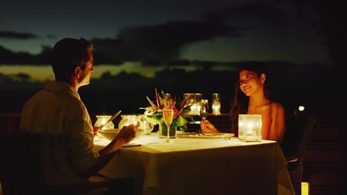 享受浪漫晚餐的夫妇