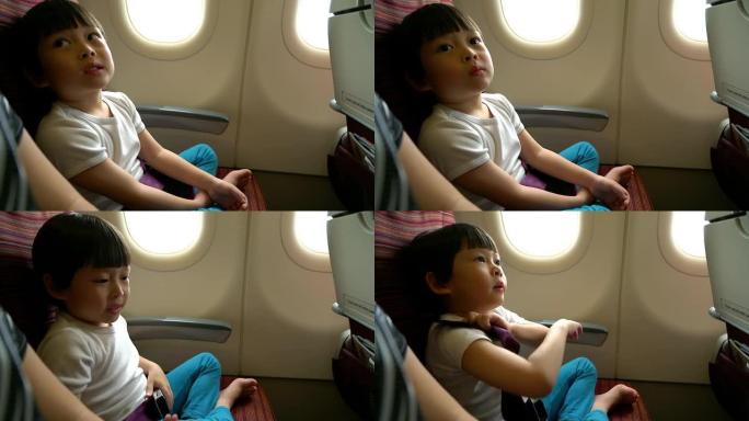 安全概念小男孩在飞行旅行期间在飞机上阅读安全说明。