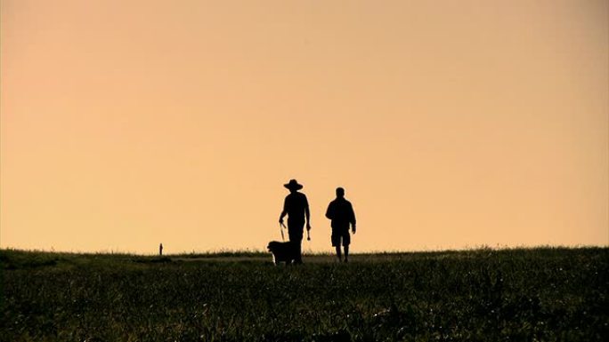 剪影走狗（高清）夕阳下人物剪影两人一狗