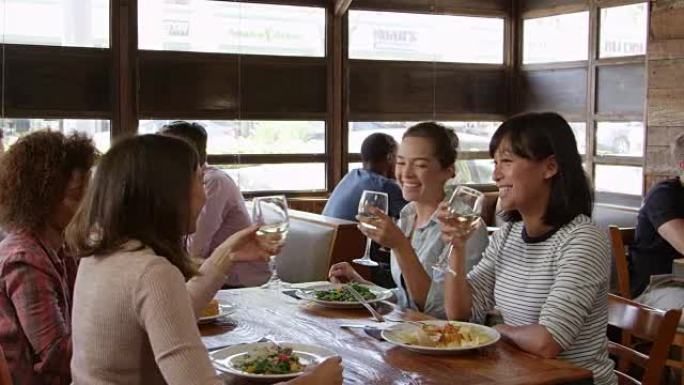 女性朋友在餐厅午餐时敬酒，在R3D上拍摄