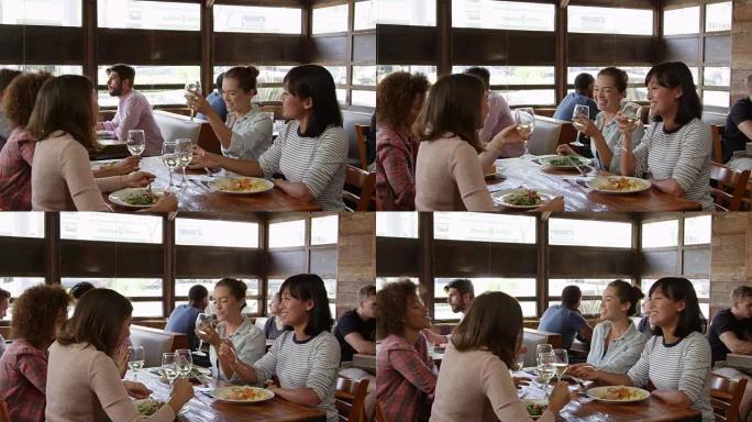 女性朋友在餐厅午餐时敬酒，在R3D上拍摄