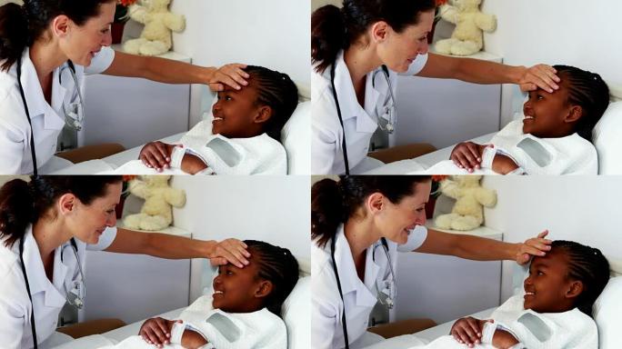 女医生检查一个生病的女孩