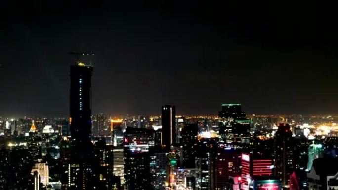 夜晚的城市景观。顶层阳台的景色