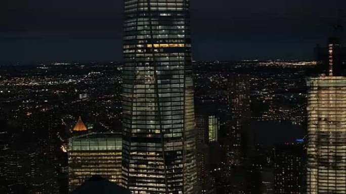 空中，特写: 曼哈顿市区的标志性天际线在夜间被灯光照亮