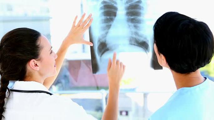 医生和护士讨论x射线