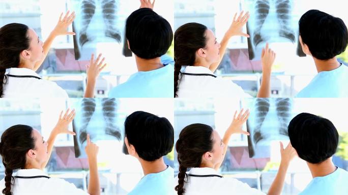 医生和护士讨论x射线