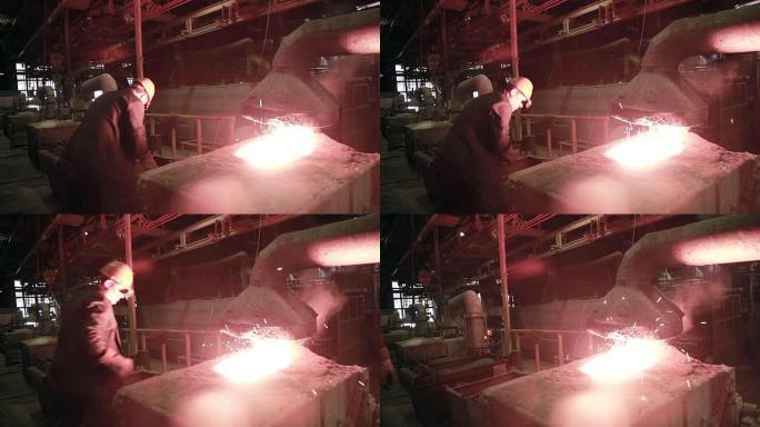 铸造工人控制熔炉中的炼铁