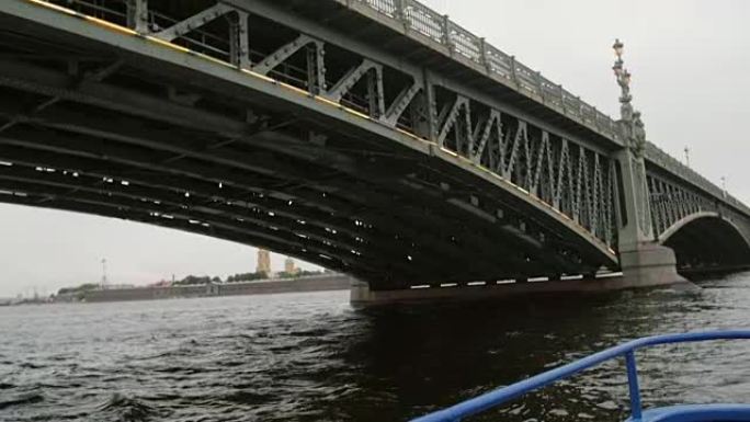 从俄罗斯圣彼得堡三一桥下面走。城市景观，彼得和保罗堡垒，慢莫