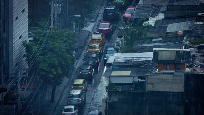 发展中国家城市道路上的大雨