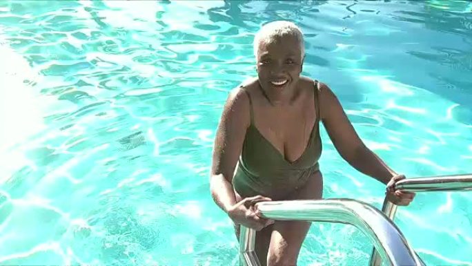 高级非裔美国妇女爬出游泳池